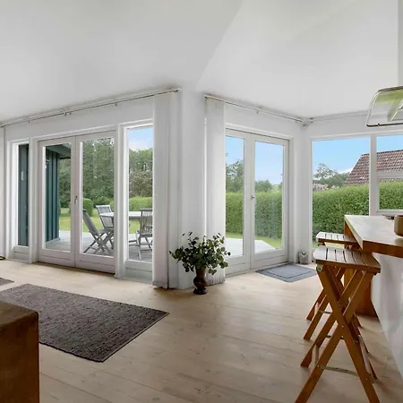 Scenic Summer House Near Quiet Lapping Waves Σπίτι διακοπών