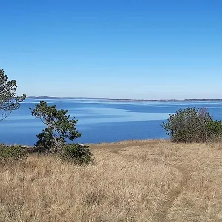 Scenic Summer House Near Quiet Lapping Waves Σπίτι διακοπών *