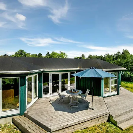 Scenic Summer House Near Quiet Lapping Waves * Kirke-Hyllinge