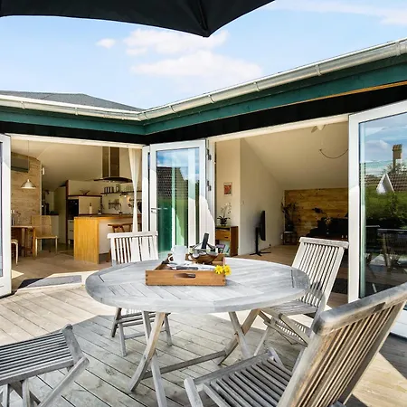 Casa de Férias Scenic Summer House Near Quiet Lapping Waves *