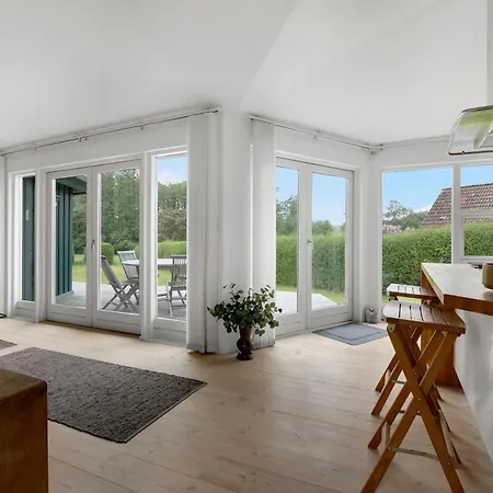 Scenic Summer House Near Quiet Lapping Waves * Kirke-Hyllinge