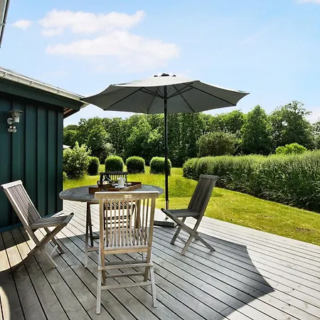 Scenic Summer House Near Quiet Lapping Waves * Kirke-Hyllinge