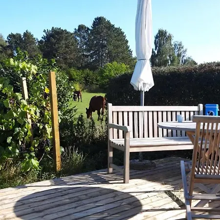 Scenic Summer House Near Quiet Lapping Waves Casa de Férias