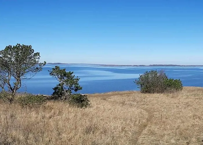 Scenic Summer House Near Quiet Lapping Waves 度假居 *